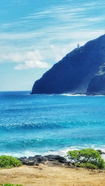 Vista panorámica del mar contra el cielo azul