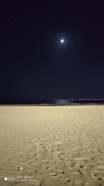 Foto vista panorámica del mar contra el cielo despejado por la noche