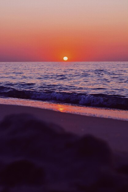 Foto vista panorámica del mar contra un cielo despejado durante la puesta de sol