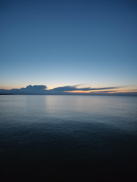 Vista panorámica del mar contra el cielo despejado durante la puesta de sol