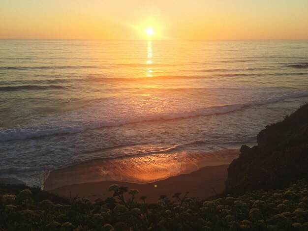 Foto vista panorámica del mar contra un cielo despejado durante la puesta de sol