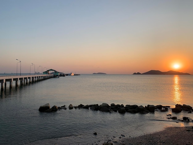 Vista panorámica del mar contra un cielo despejado durante la puesta de sol