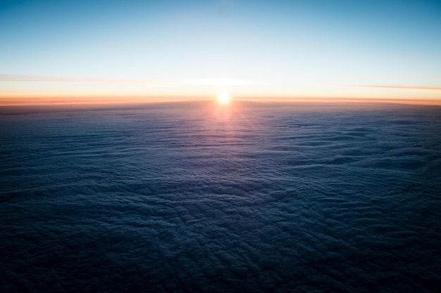 Foto vista panorámica del mar contra un cielo despejado durante la puesta de sol