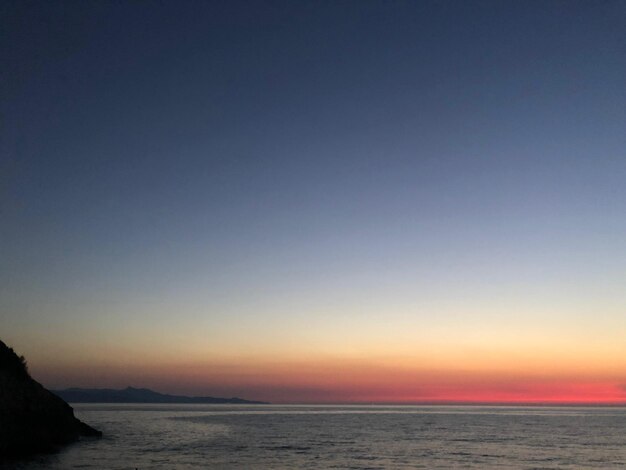 Vista panorámica del mar contra un cielo despejado durante la puesta de sol