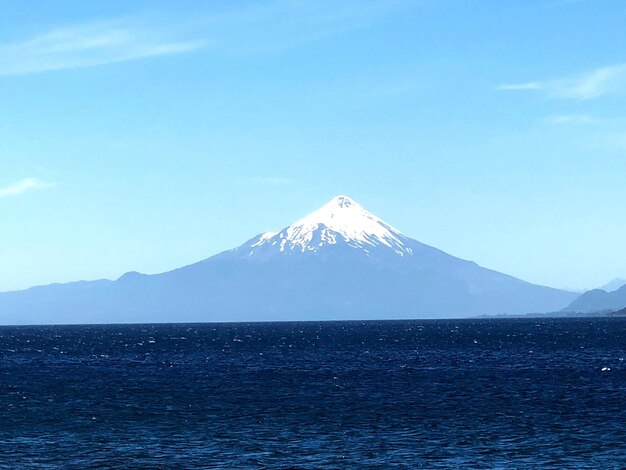 Vista panorámica del mar contra el cielo despejado