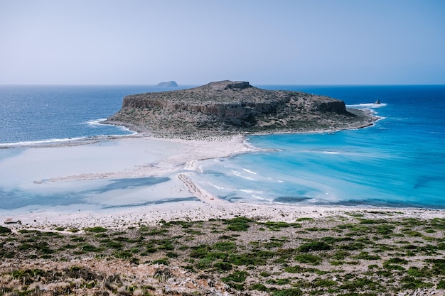 Vista panorámica del mar contra el cielo despejado