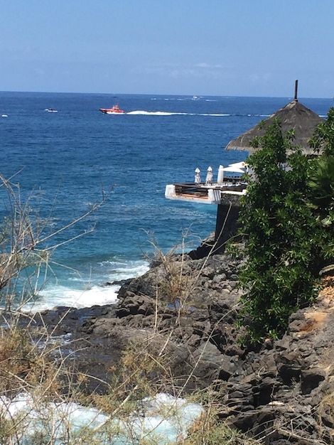 Vista panorámica del mar contra el cielo despejado