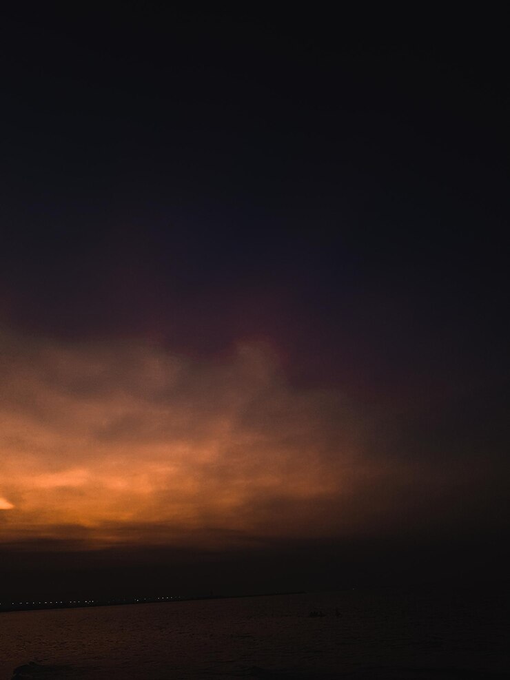 Foto vista panorámica del mar contra el cielo dramático durante la puesta de sol