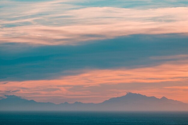 Foto vista panorámica del mar contra el cielo dramático durante la puesta de sol