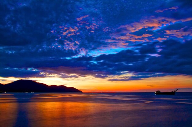 Foto una vista panorámica del mar contra un cielo dramático