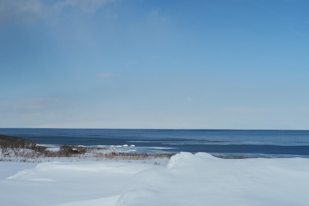 Vista panorámica del mar contra el cielo durante el invierno
