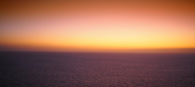 Foto vista panorámica del mar contra el cielo naranja