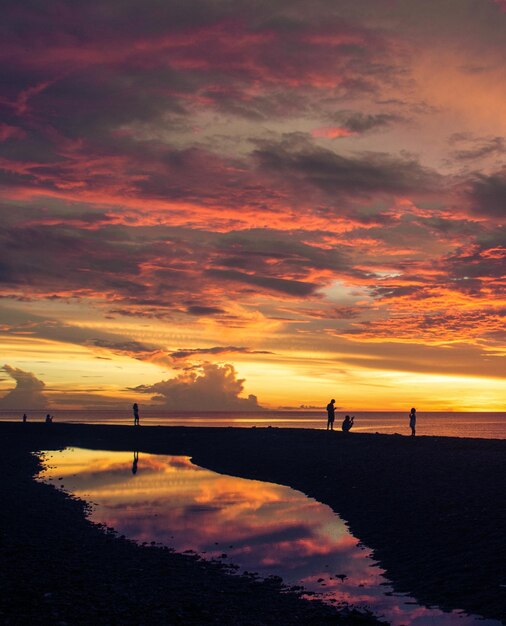 Foto vista panorámica del mar contra el cielo naranja