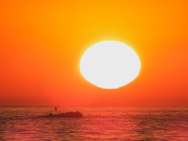 Foto vista panorámica del mar contra el cielo naranja