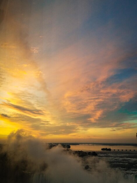 Vista panorámica del mar contra el cielo naranja