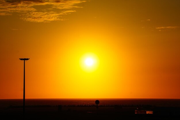 Foto vista panorámica del mar contra el cielo naranja