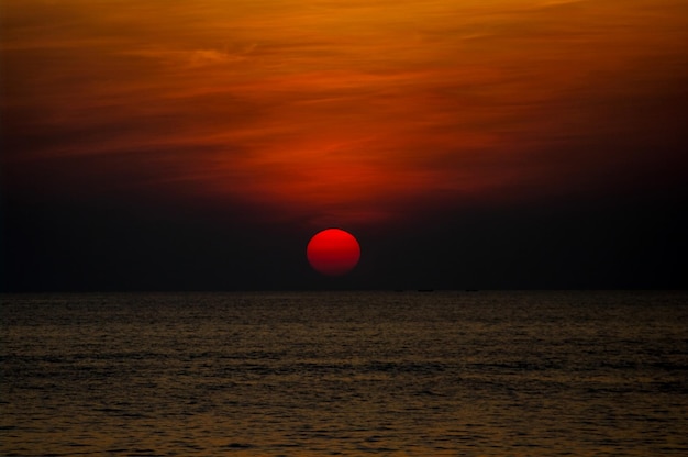 Foto una vista panorámica del mar contra el cielo naranja.