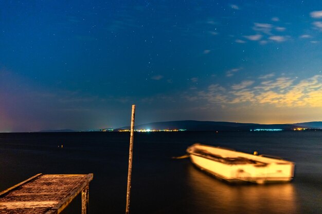 Foto vista panorámica del mar contra el cielo por la noche