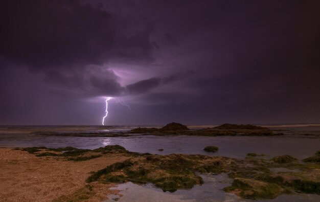 Vista panorámica del mar contra el cielo por la noche