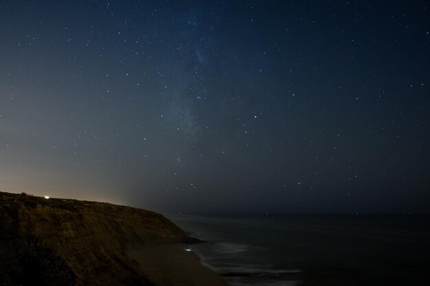 Foto vista panorámica del mar contra el cielo por la noche