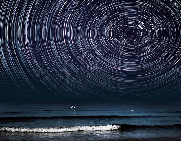 Foto vista panorámica del mar contra el cielo por la noche