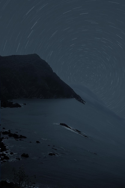 Vista panorámica del mar contra el cielo por la noche