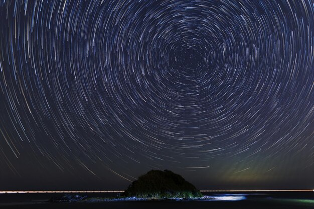 Vista panorámica del mar contra el cielo por la noche