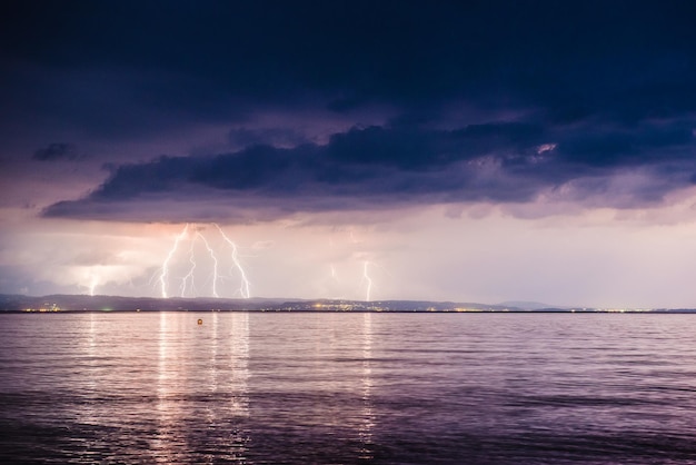 Vista panorámica del mar contra el cielo nocturno