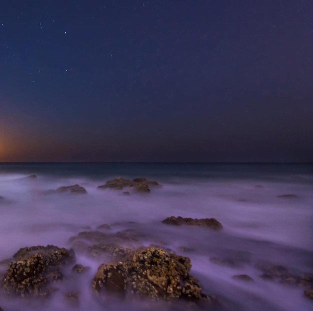 Vista panorámica del mar contra el cielo nocturno