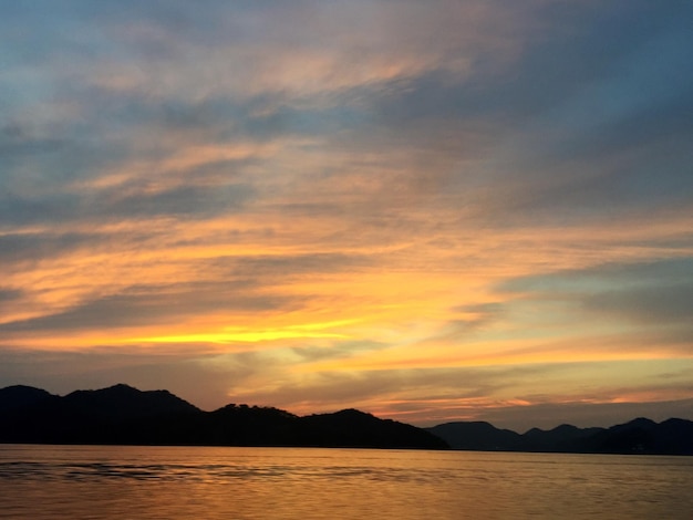 Vista panorámica del mar contra un cielo nublado al atardecer