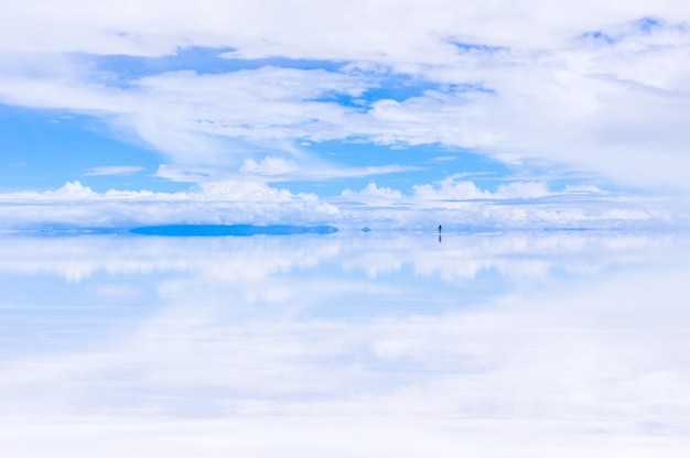 Vista panorámica del mar contra el cielo nublado durante un día soleado