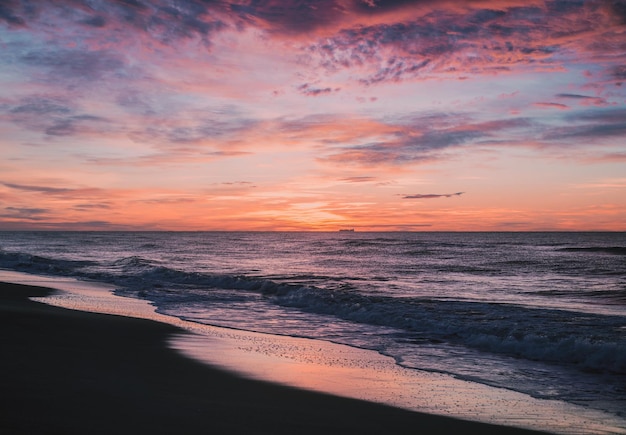 Foto vista panorámica del mar contra el cielo nublado durante la puesta de sol