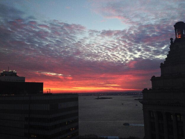 Foto vista panorámica del mar contra un cielo nublado durante la puesta de sol