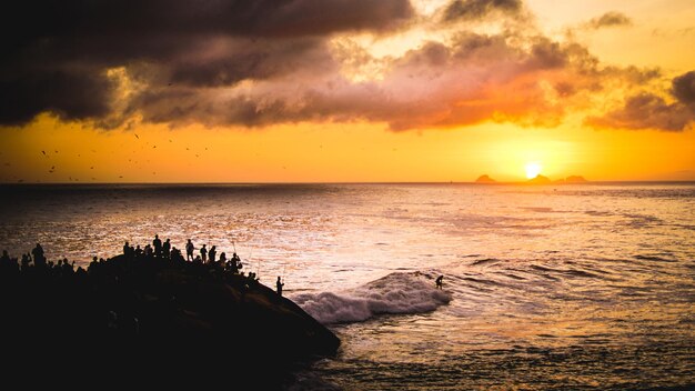 Foto vista panorámica del mar contra el cielo nublado durante la puesta de sol