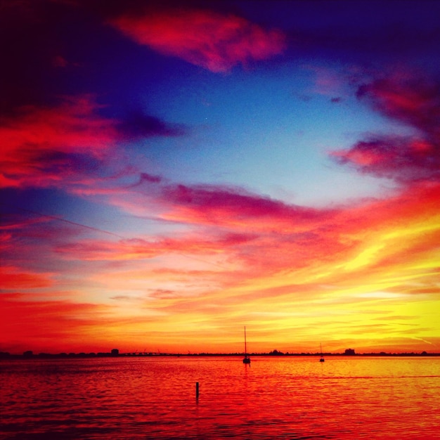 Foto vista panorámica del mar contra el cielo nublado durante la puesta de sol