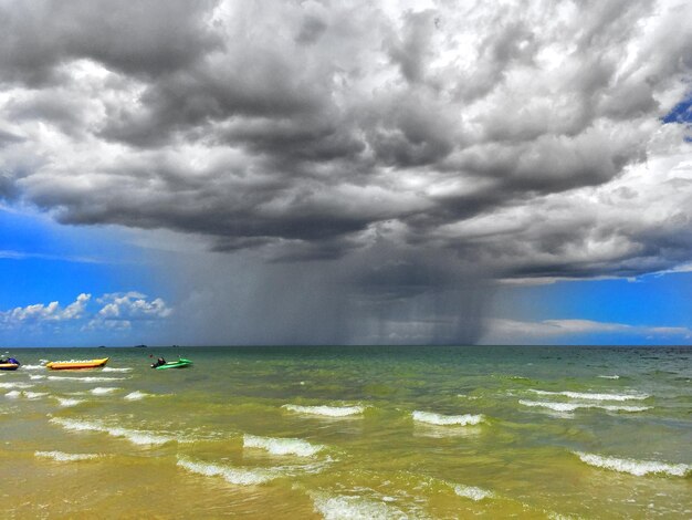 Foto vista panorámica del mar contra el cielo nublado durante la temporada de lluvias