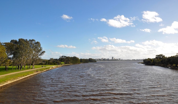 Vista panorámica del mar contra el cielo nublado