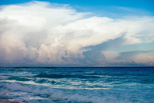 Vista panorámica del mar contra el cielo nublado