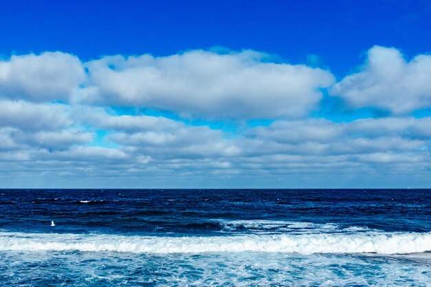 Vista panorámica del mar contra un cielo nublado