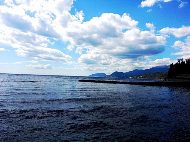 Foto vista panorámica del mar contra el cielo nublado