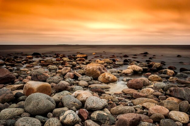 Vista panorámica del mar contra el cielo nublado