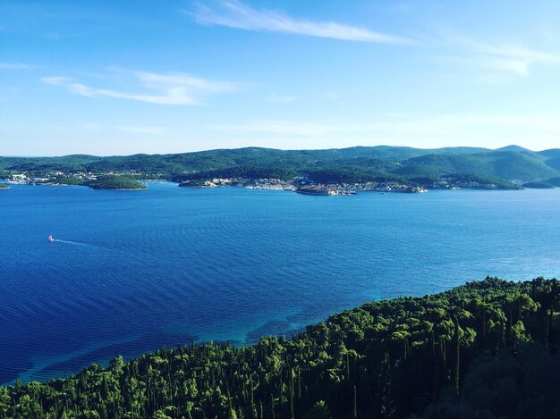 Vista panorámica del mar contra un cielo nublado