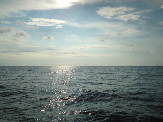 Vista panorámica del mar contra un cielo nublado