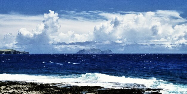 Vista panorámica del mar contra el cielo nublado