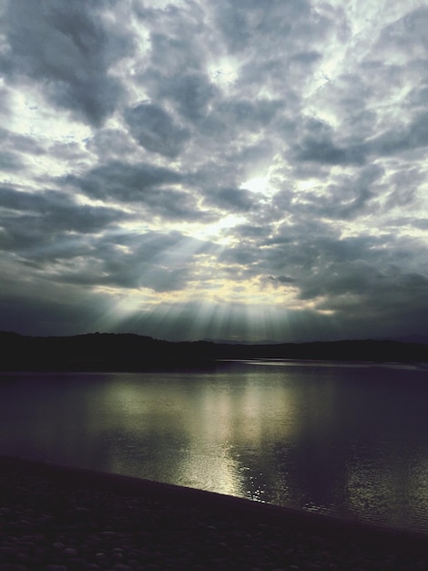 Foto vista panorámica del mar contra un cielo nublado