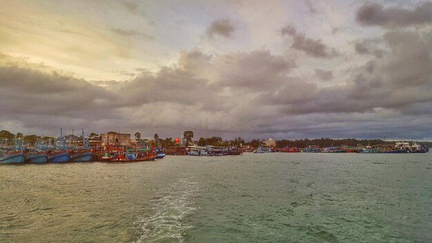 Foto vista panorámica del mar contra el cielo nublado