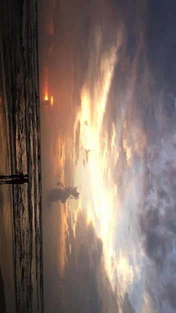 Vista panorámica del mar contra el cielo nublado