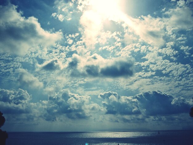 Vista panorámica del mar contra el cielo nublado