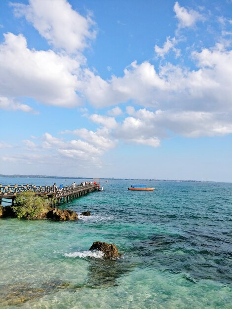 Foto vista panorámica del mar contra el cielo nublado