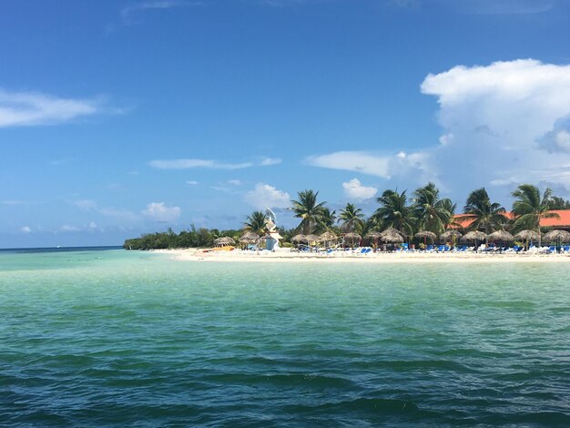 Vista panorámica del mar contra un cielo nublado